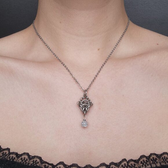 Vintage classic & elegant diamond-shaped silver necklace with a blue pearl - Picture 2 of 10
